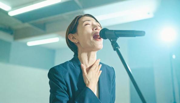 発声練習 ボイストレーニングをする女性 発声練習 ボイストレーニングをする女性の写真