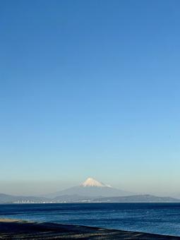 冬の青空と焼津から見る駿河湾越しの富士山 冬の青空と焼津から見る駿河湾越しの富士山の写真