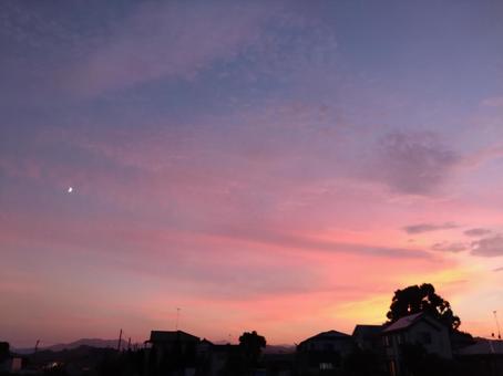 月のある夕景 月,夕景,赤紫の写真素材