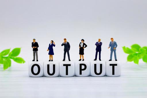 アウトプットを考えるビジネスパーソン アウトプット,出力,発信の写真素材