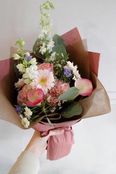 たくさんのお花で賑やかでおしゃれなブーケ ガーベラ,カラー,ワックスフラワーの写真素材