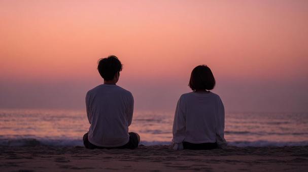 海辺で並ぶふたりの背中 海辺で並ぶふたりの背中の写真