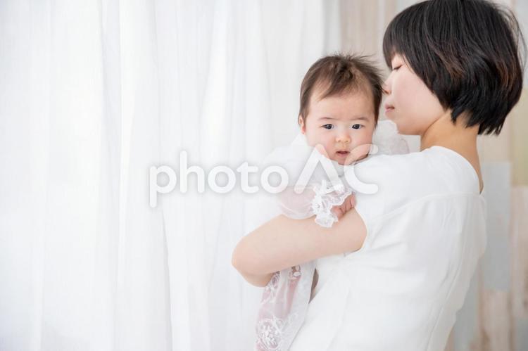 ママと赤ちゃん 赤ちゃん,抱っこ,あやすの写真素材