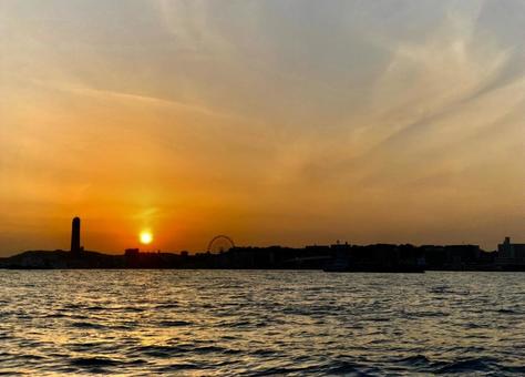 海に沈む夕日と観覧車 海に沈む夕日と観覧車の写真