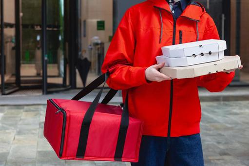 ピザを配達するフードデリバリーの男性（顔なし） 配達,デリバリー,配送の写真素材