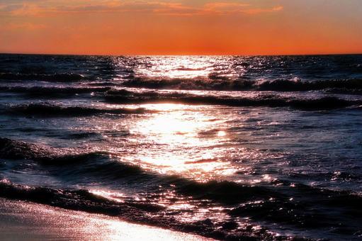 夕暮れ時の秋の海・日本海 夕暮れ時の秋の海・日本海 海,日本海,海景の写真素材