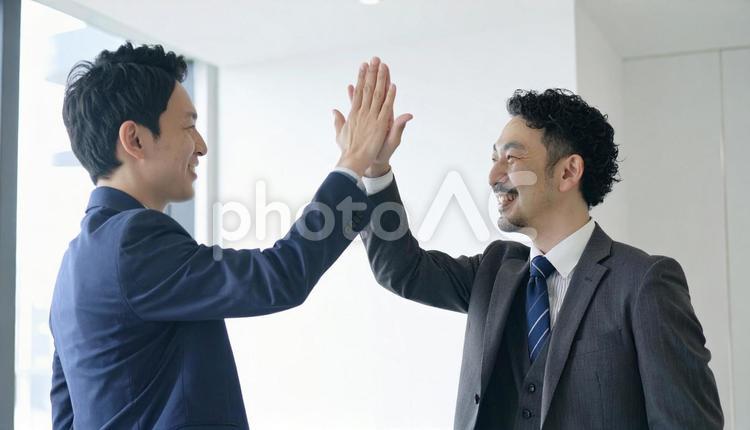 ハイタッチするビジネスマン 男性,ビジネスマン,ビジネスの写真素材