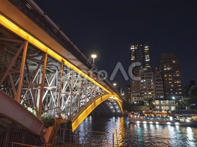 夜の川と船と橋 夜景,川,船の写真素材