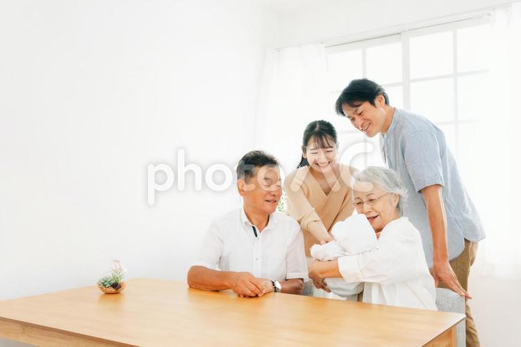 老夫婦と若い夫婦（里帰り出産） 孫,家族,出産の写真素材
