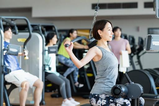 ジムでトレーニングするミドルの女性 ジム,筋トレ,フィットネスの写真素材