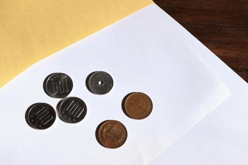 書類と収支 お金,硬貨,書類の写真素材