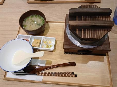 釜めし定食 釜めし定食 釜飯,みそ汁,しゃもじの写真素材