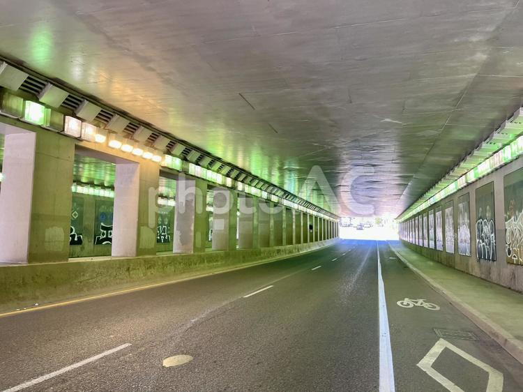 夏のカナダの高架橋下の道路 海外,カナダ,オンタリオ州の写真素材