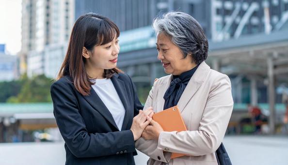 後悔して悩むビジネスウーマンたち 後悔して悩むビジネスウーマンたちの写真