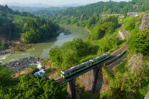 250521長野県栄村飯山線と山藤 長野県,下水内郡,栄村の写真素材