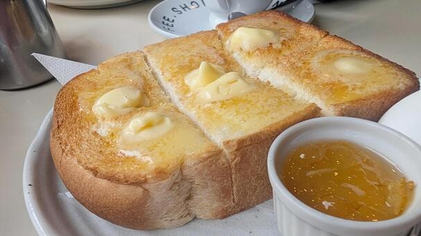 カフェ朝食メニューの厚切りトーストジャム トースト,バタートースト,食パンの写真素材