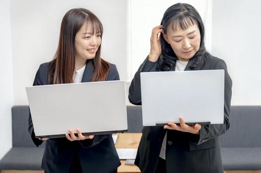 パソコン作業で困るビジネス女性 女性,ビジネス,ビジネス女性の写真素材