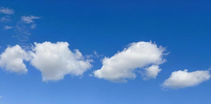 白い雲浮かぶ青空の写真