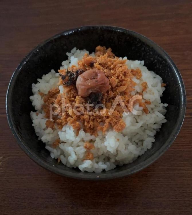 ご飯に鮭めんたいとかつお梅の茶碗飯 茶碗飯,あきたこまち,朝ご飯の写真素材