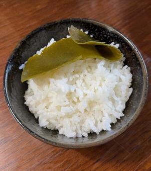 R7.10.6 こまち昆布ご飯の茶碗飯 R7.10.6 こまち昆布ご飯の茶碗飯の写真