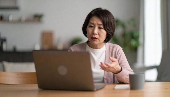 テレワークで打ち合わせする女性 テレワークで打ち合わせする女性の写真