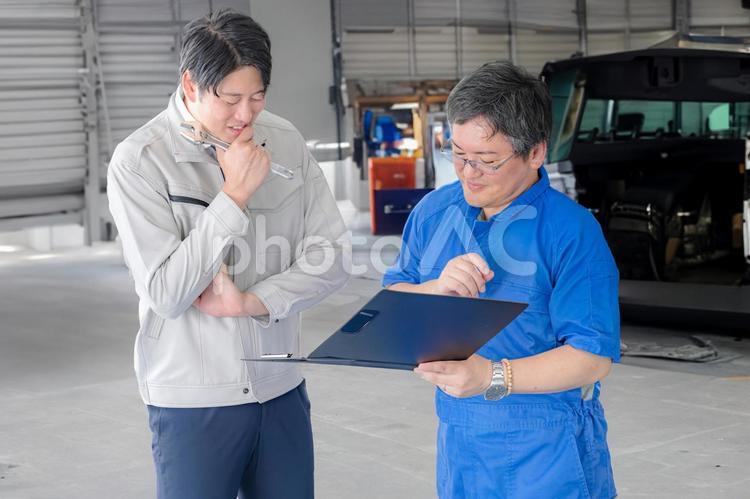 打ち合わせする作業員 工場,整備,整備士の写真素材