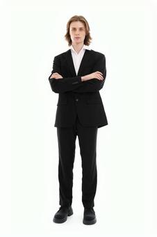 腕組みをするカメラ目線の男性 腕組みをするカメラ目線の男性 男性,腕組み,真剣の写真素材
