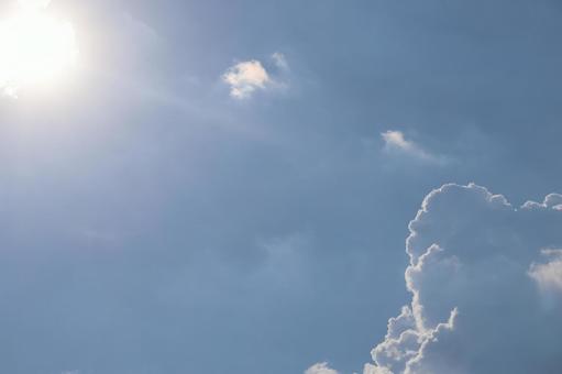 太陽と青空ともくもくの夏雲の空の風景 太陽と青空ともくもくの夏雲の空の風景の写真