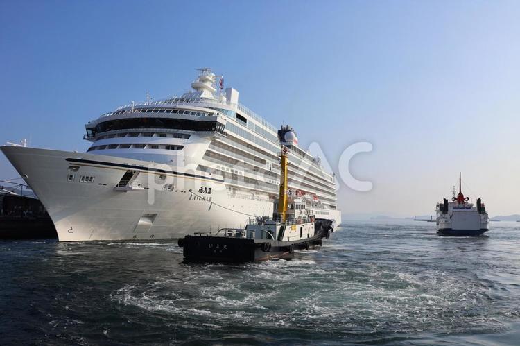 ８月下旬の高松港に入港する飛鳥Ⅲの風景 飛鳥ⅲ,クルーズ客船,タグボートの写真素材