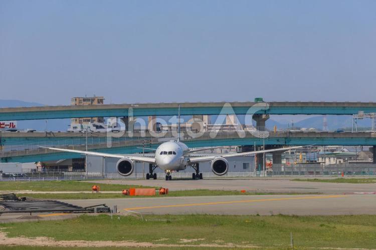 旅立ちの背中を見てた 福岡空港,晴れ空,青空の写真素材