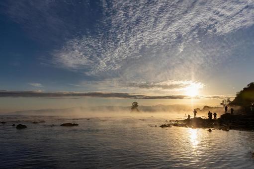毛嵐と日の出に集うカメラマン達 雨晴海岸,毛嵐,気嵐の写真素材