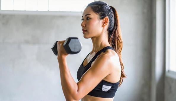 女性トレーニーの筋トレの写真