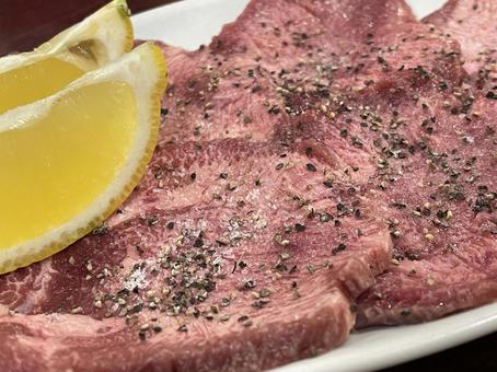 牛タンの焼肉 牛タンの焼肉の写真