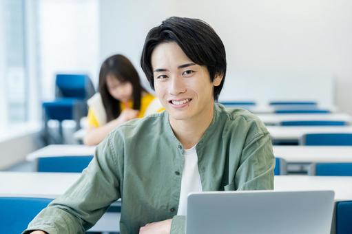 教室で授業を受ける大学生 大学生,教室,男性の写真素材