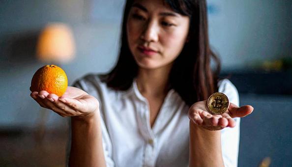 選択肢を提示する女性 選択肢を提示する女性の写真