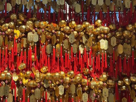 密集する金色の祈願札と赤い紐飾り 祈願札,お守り,赤い紐の写真素材