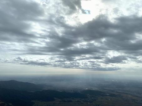 光のカーテンが差し込む曇り空の風景 光のカーテンが差し込む曇り空の風景 曇り空,雲,光芒の写真素材