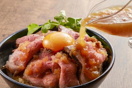 ローストビーフ丼 オニオンソースがけ ローストビーフ丼 オニオンソースがけの写真