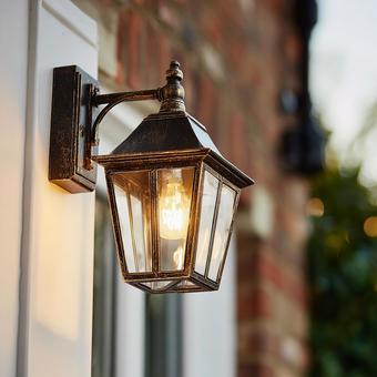 光を放つ、アンティーク調のウォールランプの写真