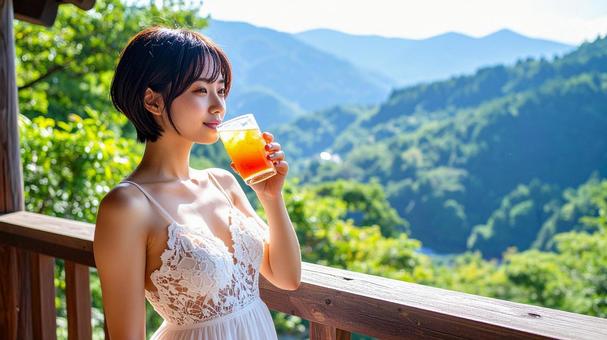 高原のロッジで朝アイスティーを飲む女性 高原のロッジで朝アイスティーを飲む女性の写真