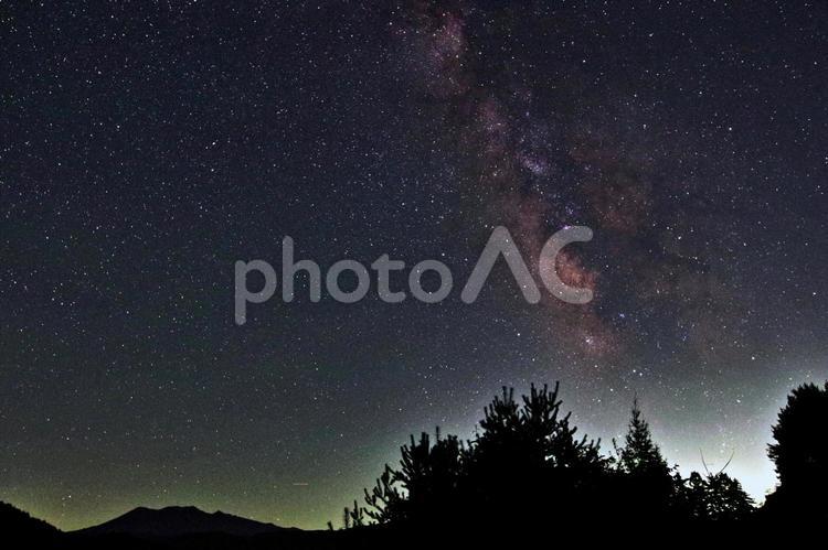 真夏の御嶽山覆う星空4 星空,銀河,天の川の写真素材