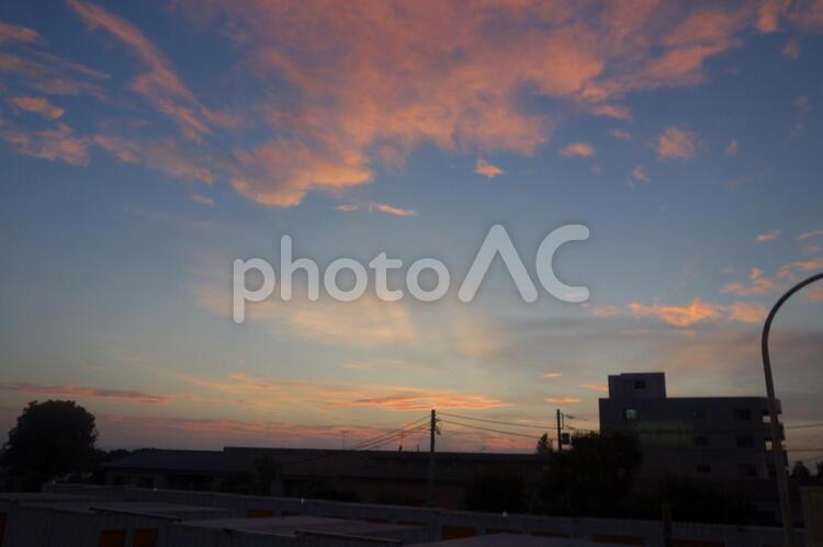夕暮れの空と街のシルエット 夕暮れ,夕焼け,シルエットの写真素材