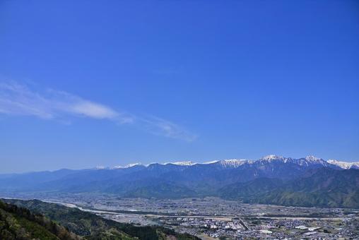 鷹狩山から見た大町市と北アルプスの山々 鷹狩山から見た大町市と北アルプスの山々の写真