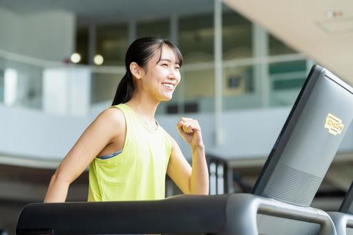 ジムでトレーニングする若い女性 ジム,フィットネス,トレーニングの写真素材