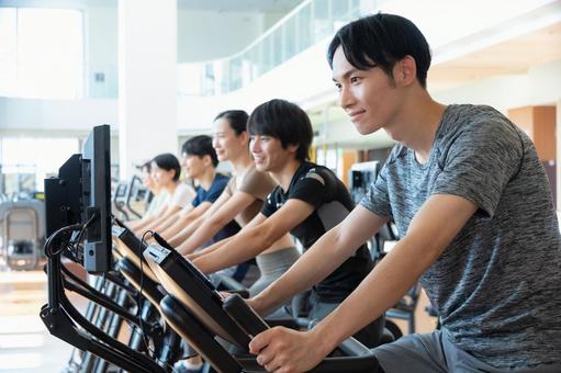 スポーツジムでトレーニングをする若い男女 スポーツジム,フィットネス,ダイエットの写真素材