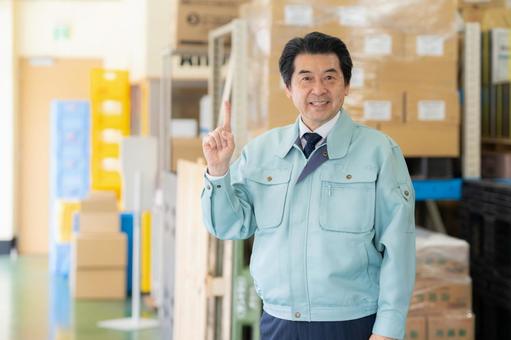 倉庫で働くシニアの男性作業員 倉庫で働くシニアの男性作業員 倉庫,工場,配達の写真素材