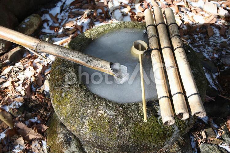 氷　竹　神社 水琴窟,氷,竹の写真素材