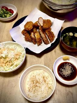 手作りトンカツで晩ごはん2 手作りトンカツで晩ごはん2 トンカツ,手作り,豚の写真素材