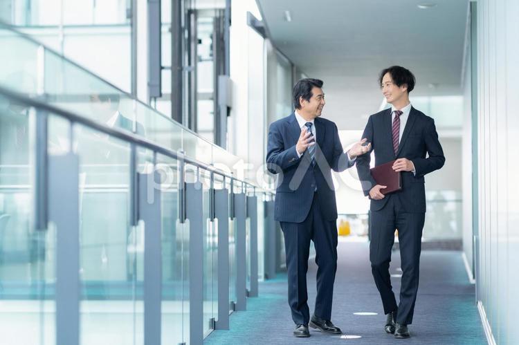 オフィスで打ち合わせをするビジネスマン ビジネス,会議,ビジネスマンの写真素材