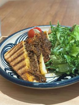 スパイスカレーサンドの断面 スパイスカレーサンドの断面の写真